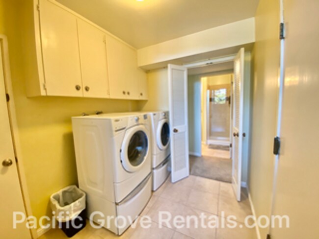 Building Photo - Amazing Views from this 3-Bedroom 3 Bath C...