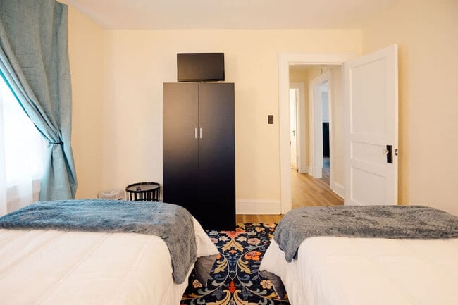 Building Photo - 217 Highland Ave