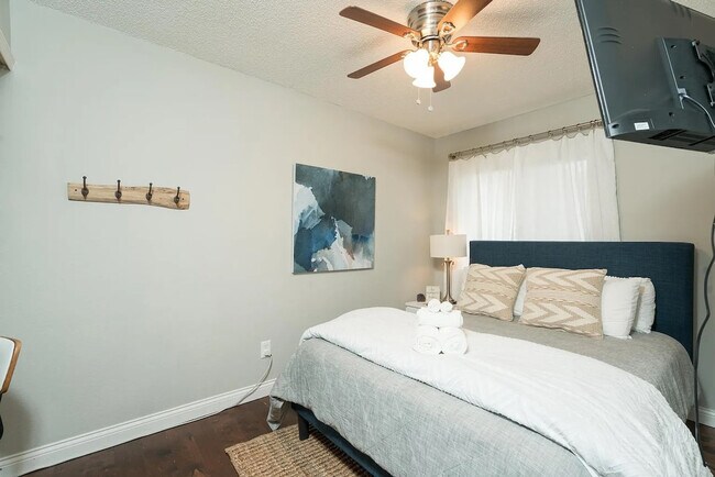 Building Photo - 2000 Quiet Stream Dr