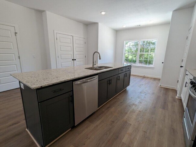 Building Photo - 754 N Crater Ave