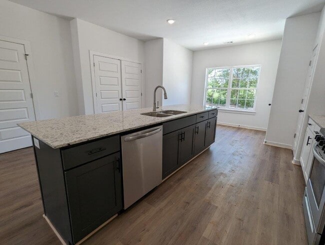 Building Photo - 990 N Crater Ave