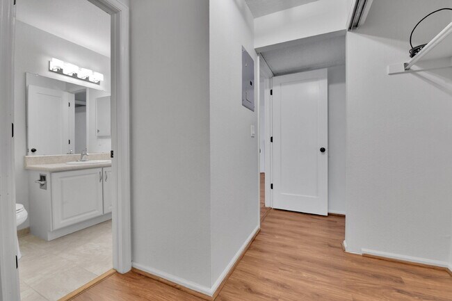 Building Photo - $1,825.00, 2-bed, 2-bath condo in Lakewood.
