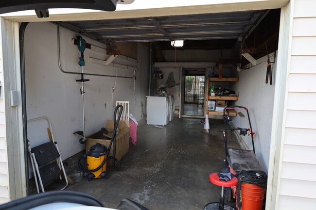 Building Photo - 6216 Leola Way