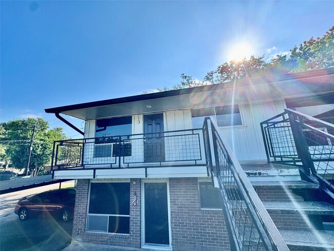 Primary Photo - 2201 N Grand Blvd
