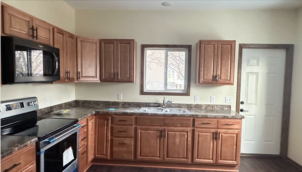 Kitchen - 513 Winslow Ave