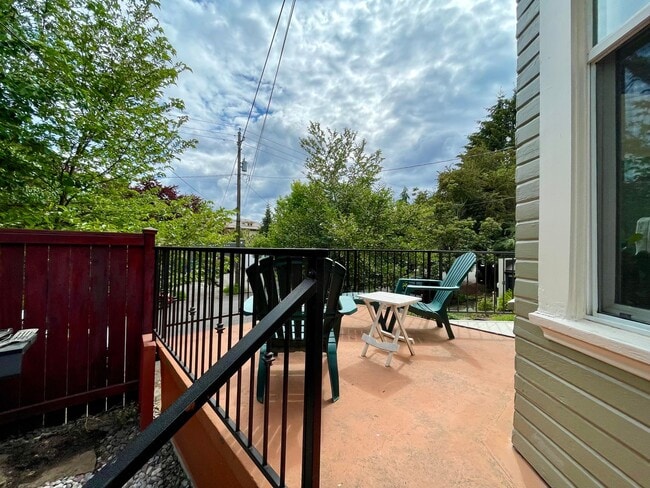Building Photo - Lovely NE  3 Bed 2 Bath - King Neighborhood - A/C, Garage and Location!