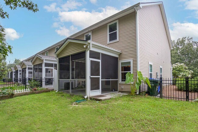 Building Photo - Three Bedroom Townhouse in Carolina Bay