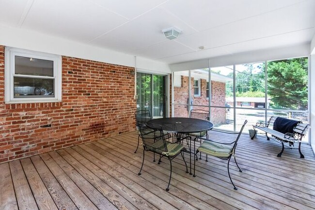 Building Photo - 294 Lemont Dr