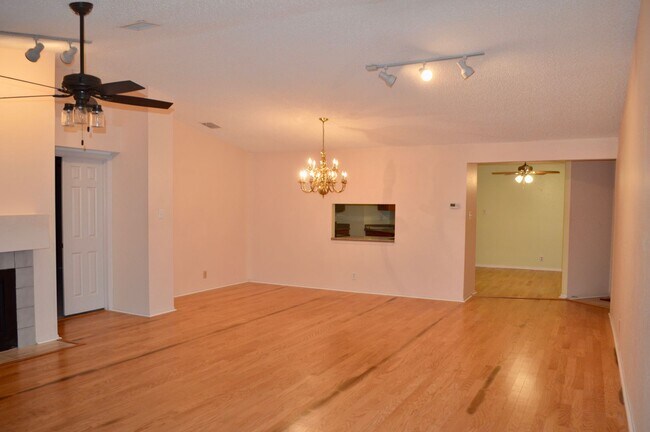 Building Photo - Beautiful and spacious 3 bed 2 bath.