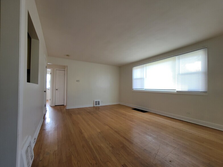 Building Photo - 9900 S Paxton Ave