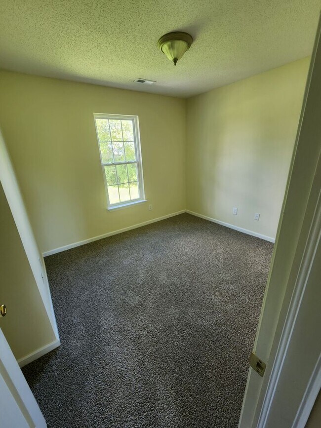 Building Photo - Stunning Country Home