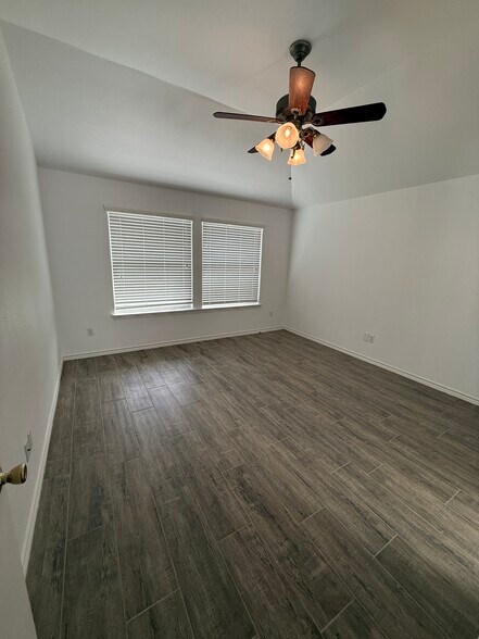 Building Photo - 3806 Los Arroyos Dr