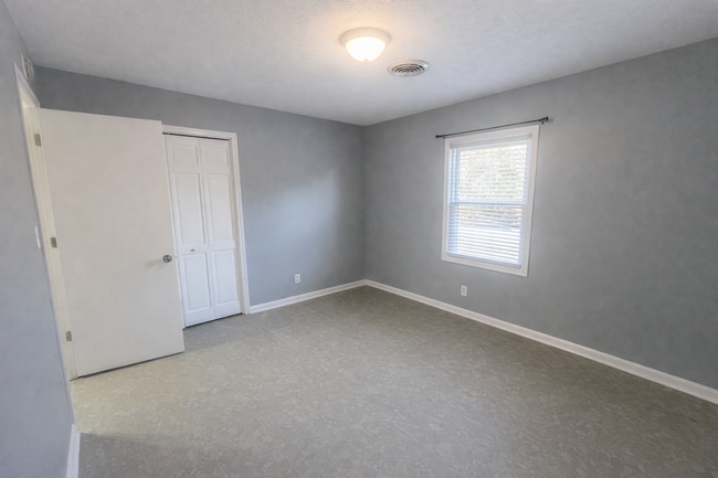 Building Photo - Lovelaceville Road