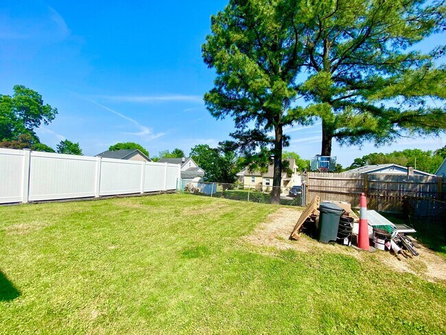 Building Photo - Charming 2 Bedroom/1.5 Bathroom Home with Large Backyard in Colgate, Baltimore, MD!