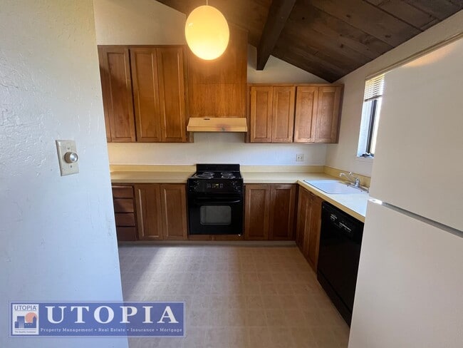 Building Photo - Bright and cozy 2-Bedroom, 2 Bathroom loca...