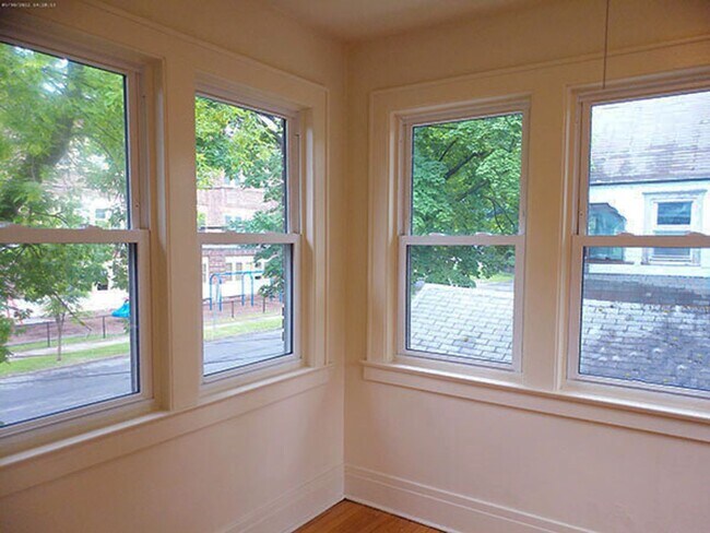 Building Photo - Available 6/1/26 Newly Renovated Spacious ...