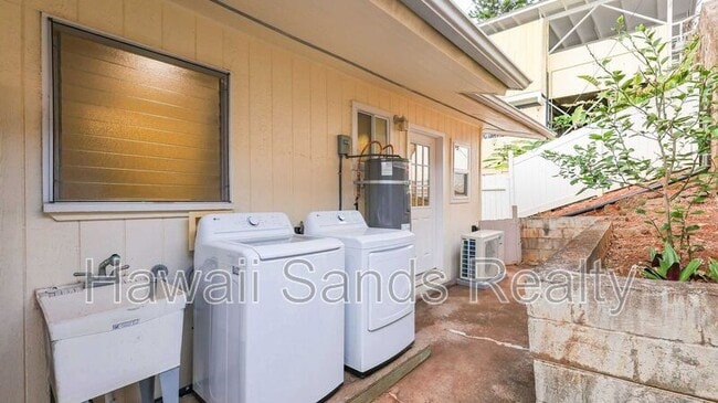 Building Photo - 3901 Maunahilu Pl