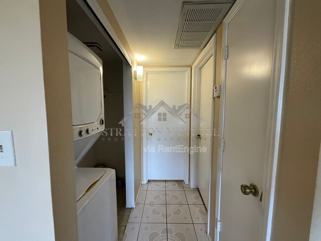 Building Photo - 405 E Bruce Ave