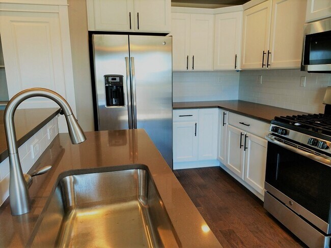Building Photo - 6 MONTH LEASE AGREEMENT!