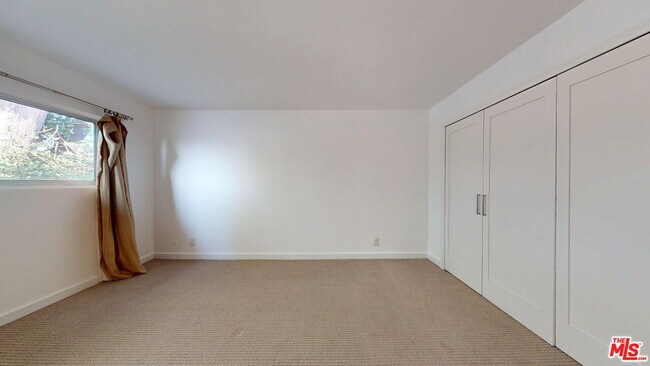 Building Photo - 525 N Sycamore Ave