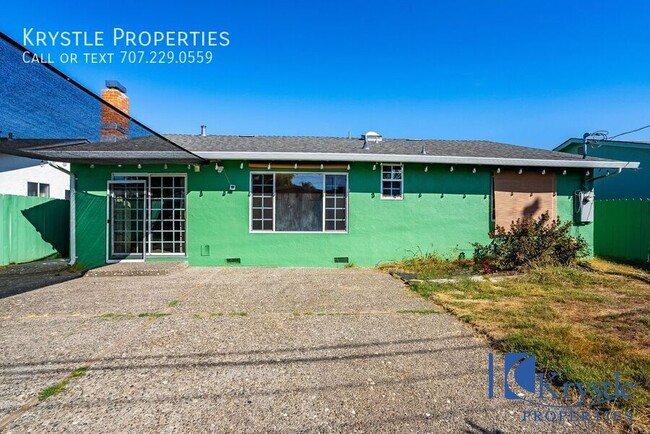 Building Photo - Charming Spacious 4 Bedroom Home Located i...