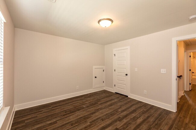 Building Photo - Spacious 3 Bedroom Home with Primary Suite on Main Level