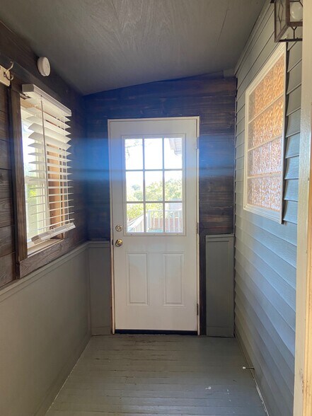 Building Photo - 907 Irving Rd