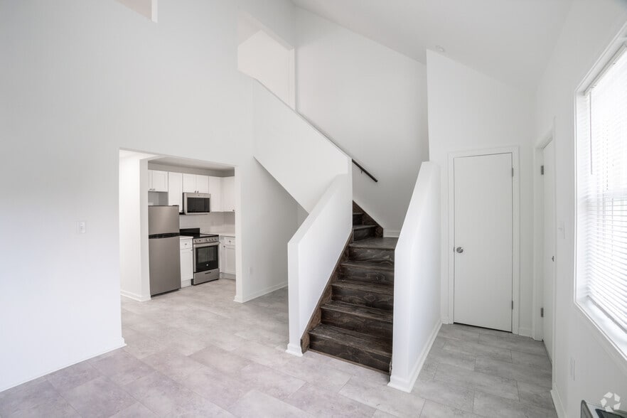1BR, 1BA - 700SF - Living and Dining Area - 211 Summer St