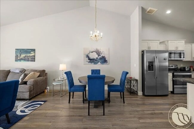 Building Photo - Super clean and Newer 2 bed 2 bath