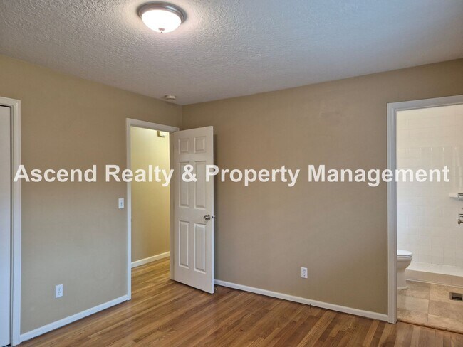 Building Photo - Available Now Prime Terra Linda Location One Level Home Large Fenced Yard & Attached Garage Walk ...