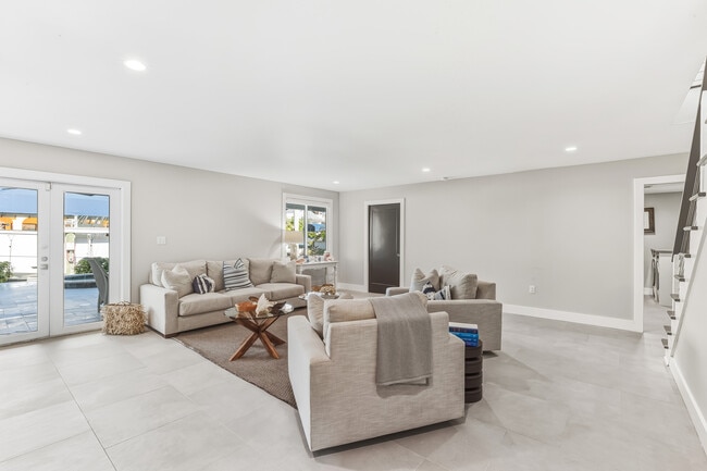 Building Photo - 165 1st St E