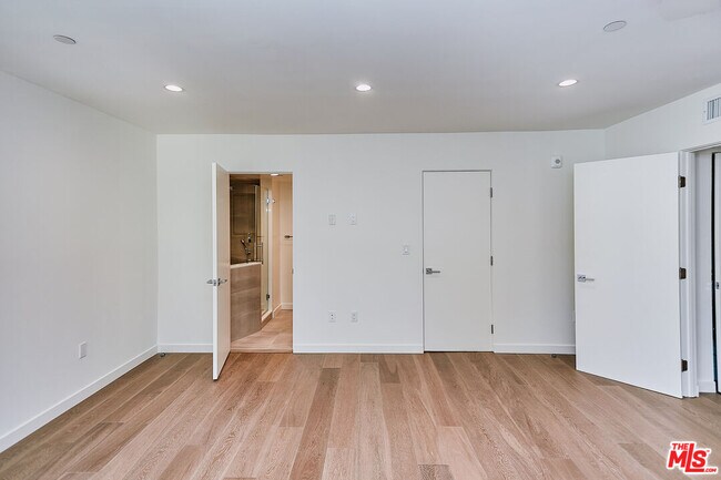 Building Photo - 328 N Maple Dr