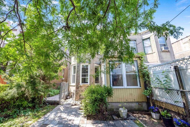Building Photo - 258 Woodlawn Ave