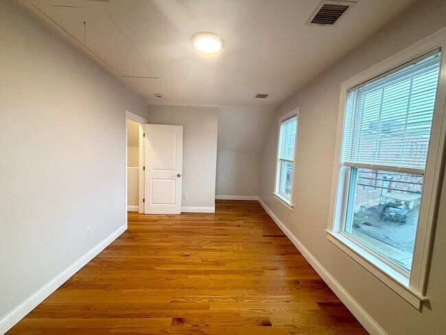 Building Photo - 156 Bow St