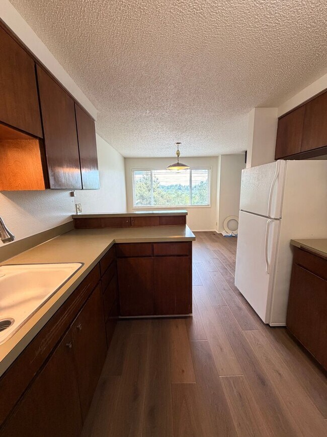 Building Photo - 2-Bedroom 1 1/2- bathroom Townhouse style duplex.