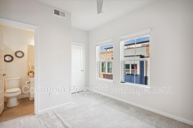 Building Photo - 6206 Enquirer St