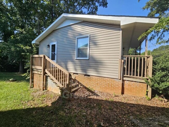 Building Photo - 355 Woodview Ave
