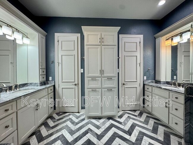 Building Photo - 2417 Creekside Cir S