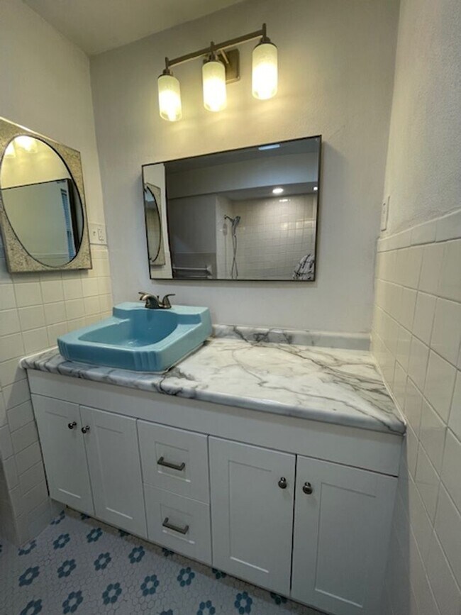 Building Photo - 10023 St Clair Ave