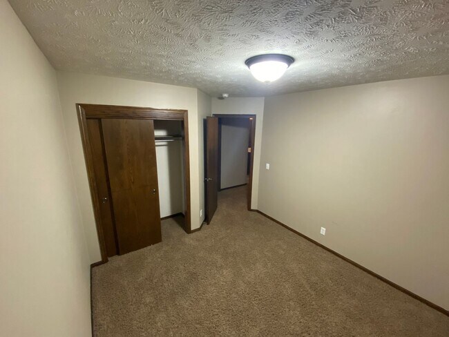 Building Photo - Gorgeous Elkhorn 4 Bed 3 Bath Home!