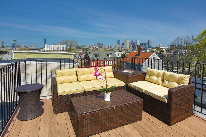 Building Photo - 210 W 7th St