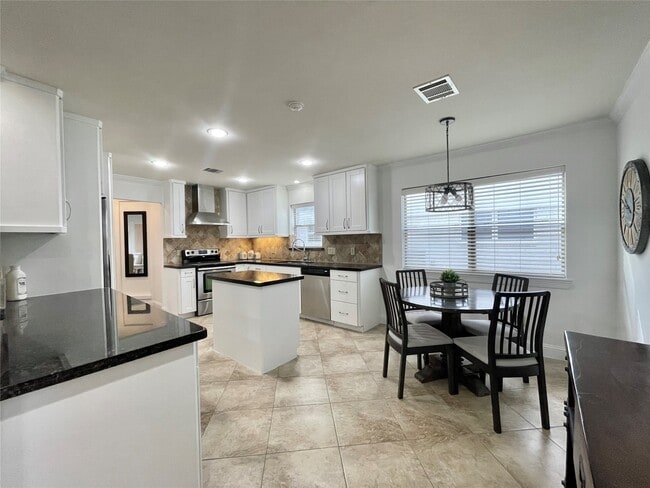 Building Photo - 6210 Queensloch Dr