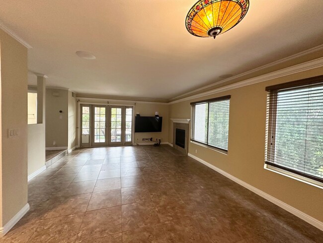 Building Photo - Spacious Townhome with Inviting Large Pati...