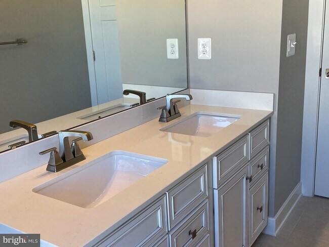 Building Photo - 42589 Burbank Terrace