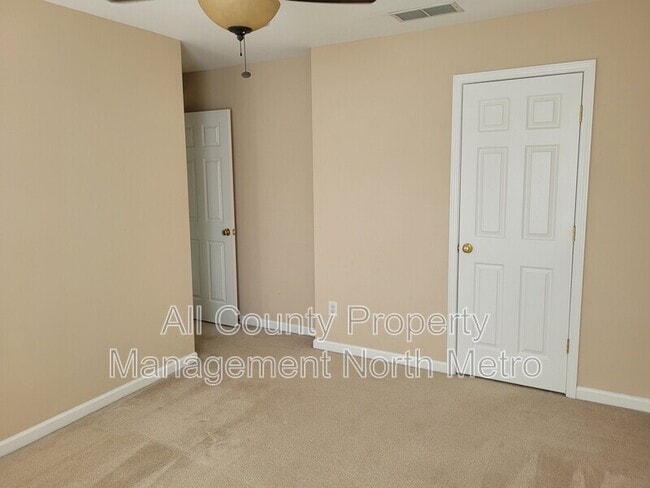 Building Photo - 5005 Foxfield Trace SE