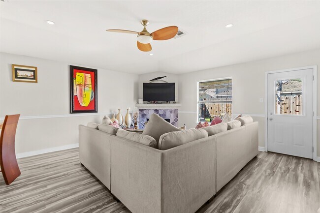 Building Photo - 615 Ashlen Dr