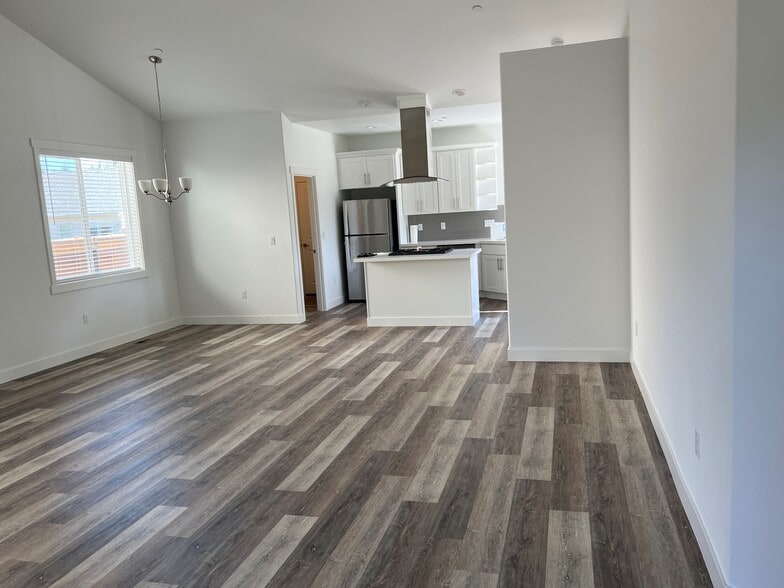 Building Photo - 3002 Roald Ave SE