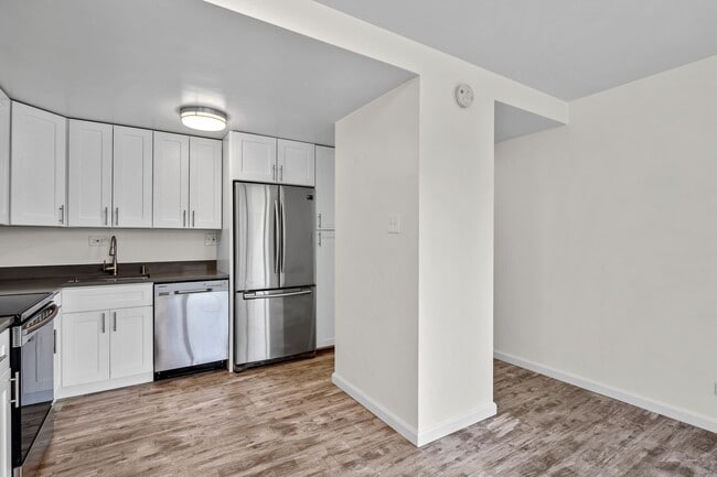 Building Photo - Beautifully renovated condo in the Cherry Creek Area!