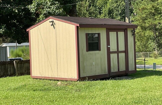 Building Photo - Cozy 2 Bedroom Mobile Home-141 Denise Drive