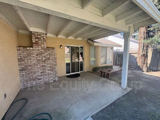 Building Photo - 5936 W Oak Ave